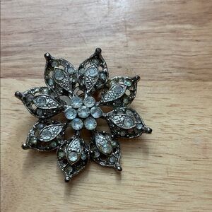 Vintage-Inspired Silver Floral Brooch